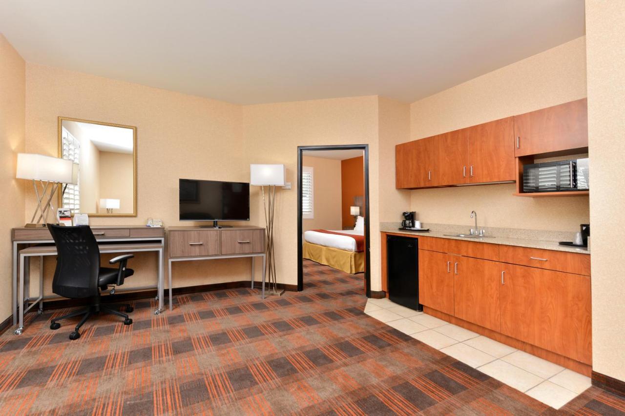 Holiday Inn Express & Suites Elk Grove Central - Hwy 99 By Ihg Buitenkant foto