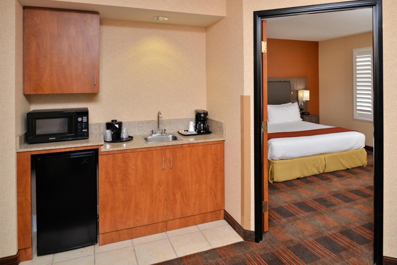 Holiday Inn Express & Suites Elk Grove Central - Hwy 99 By Ihg Buitenkant foto